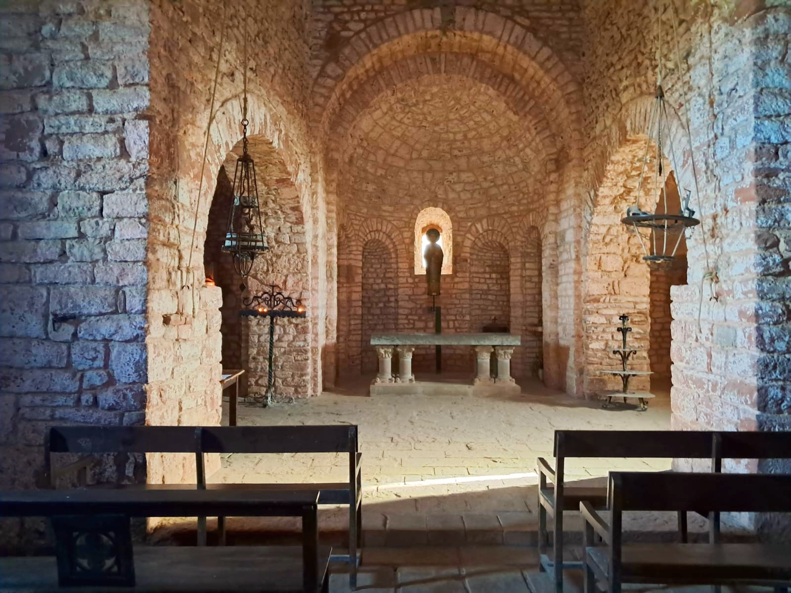 Absis de l'ermita del monastir de dalt de la Mola