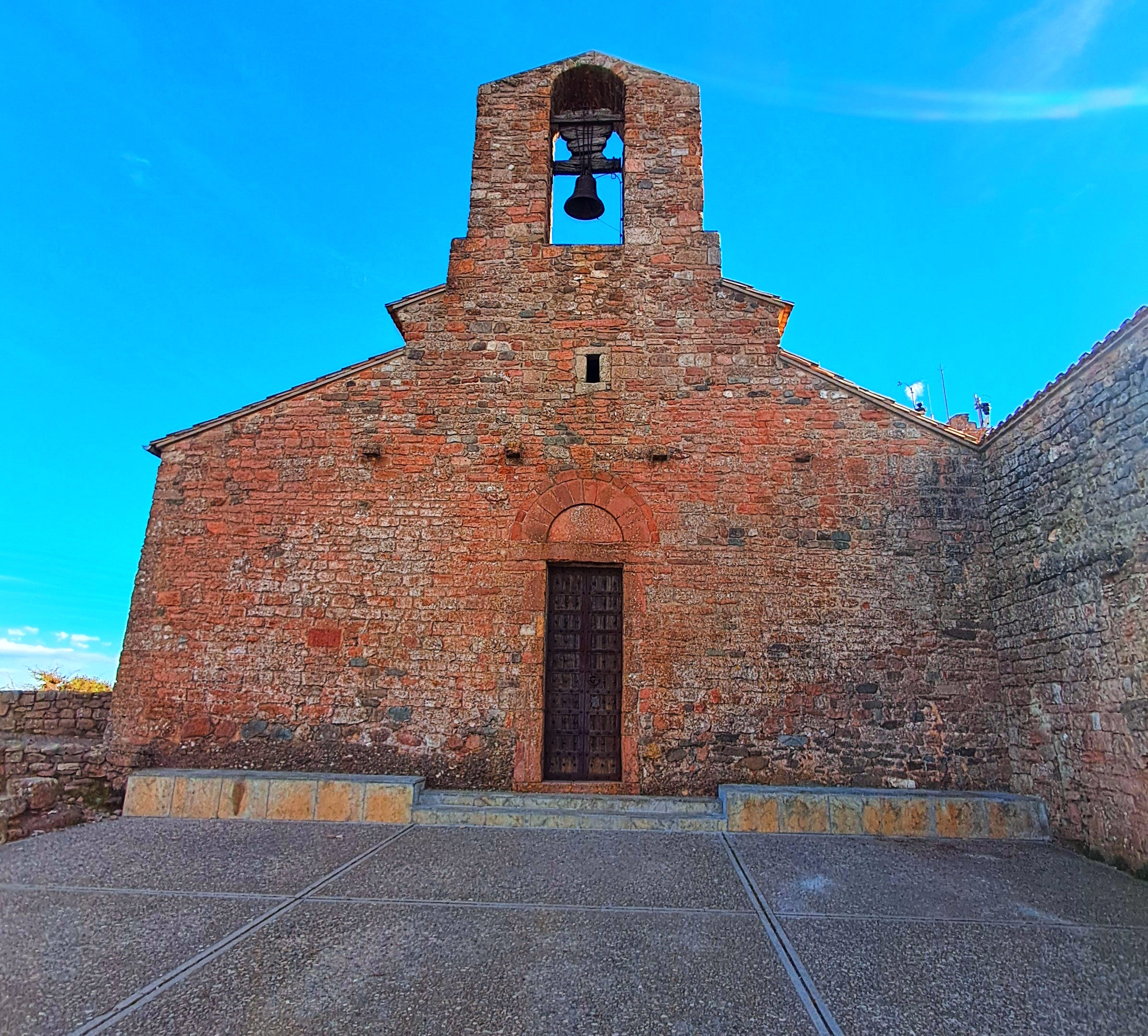 Monastir de Sant Lloren&ccedil; del Munt des de la seva pla&ccedil;a