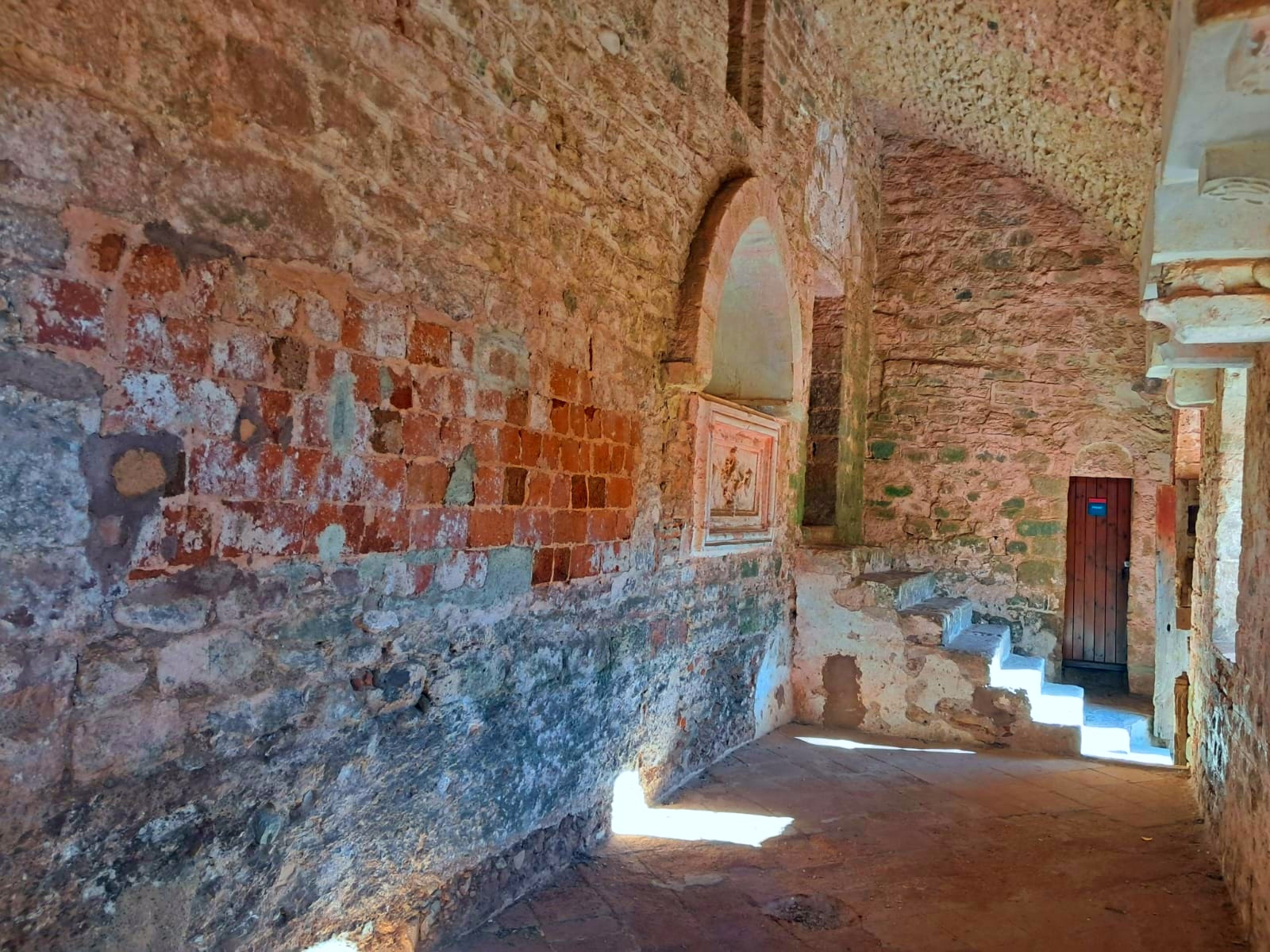 Porxo del monastir, localitzat al costat dret de l'ermita, amb una porta que l'hi dona entrada. 