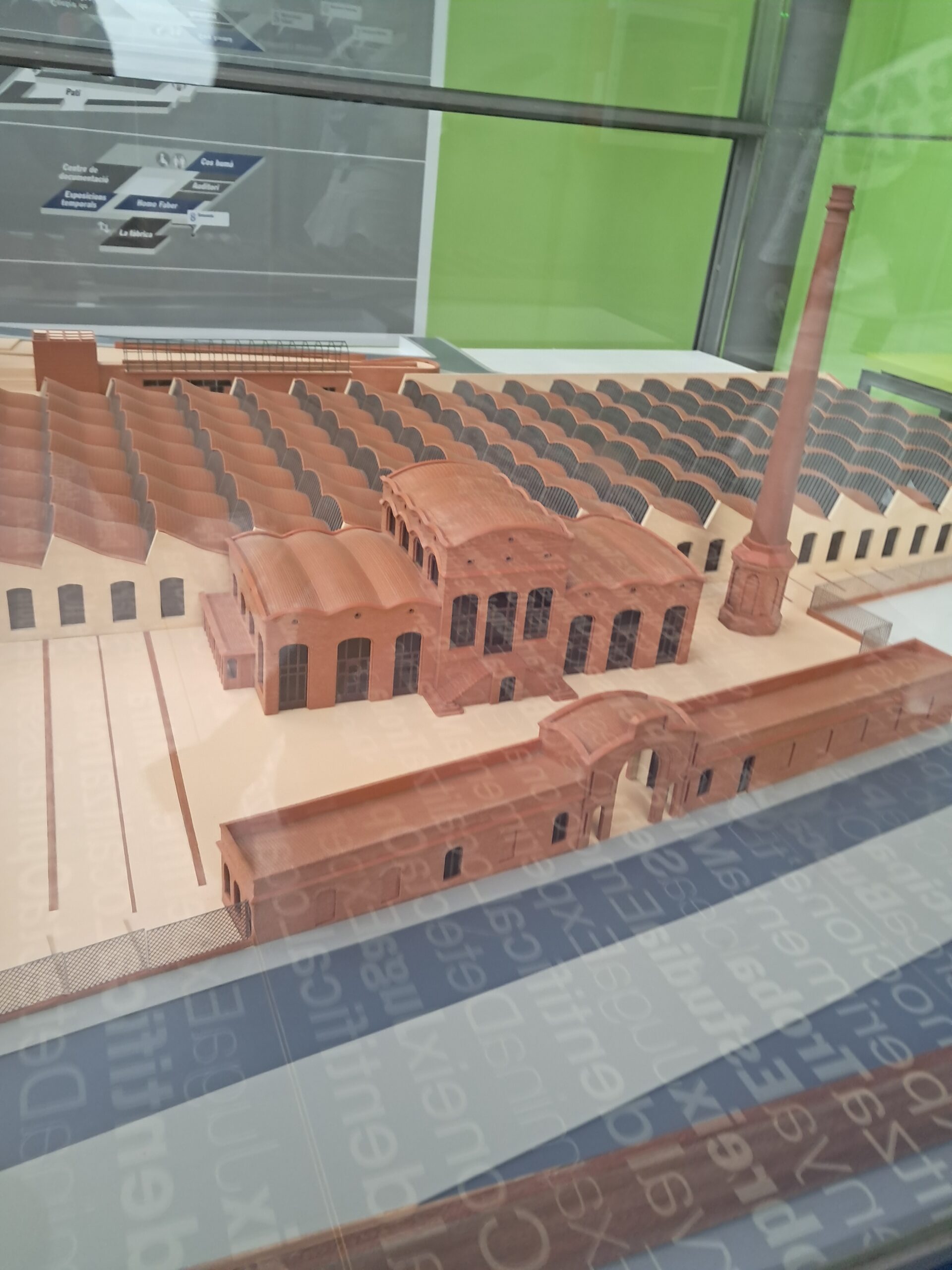 Maqueta que mostra com llu&iuml;a el vapor antigament