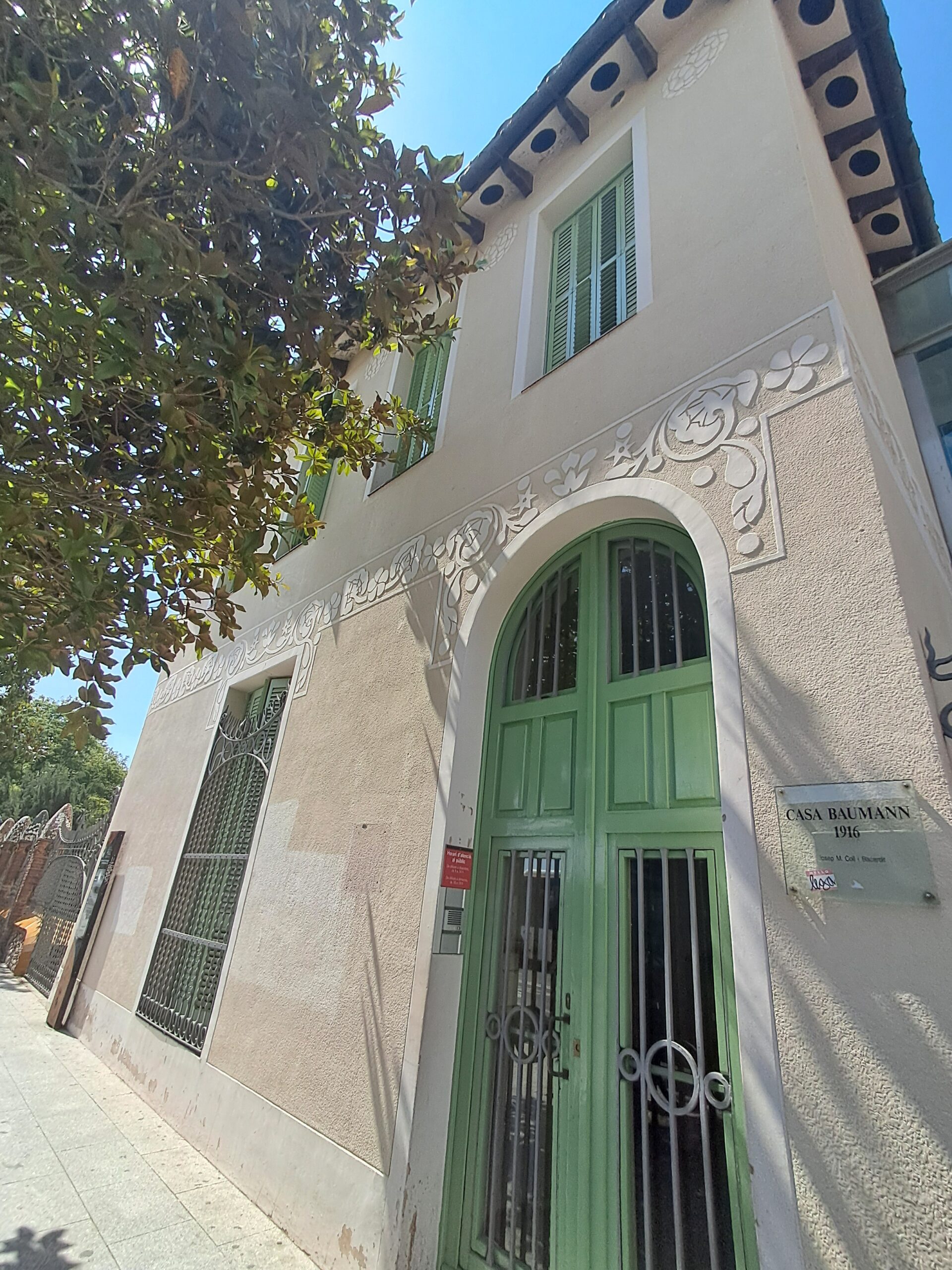 Fa&ccedil;ana amb la porta d'entrada