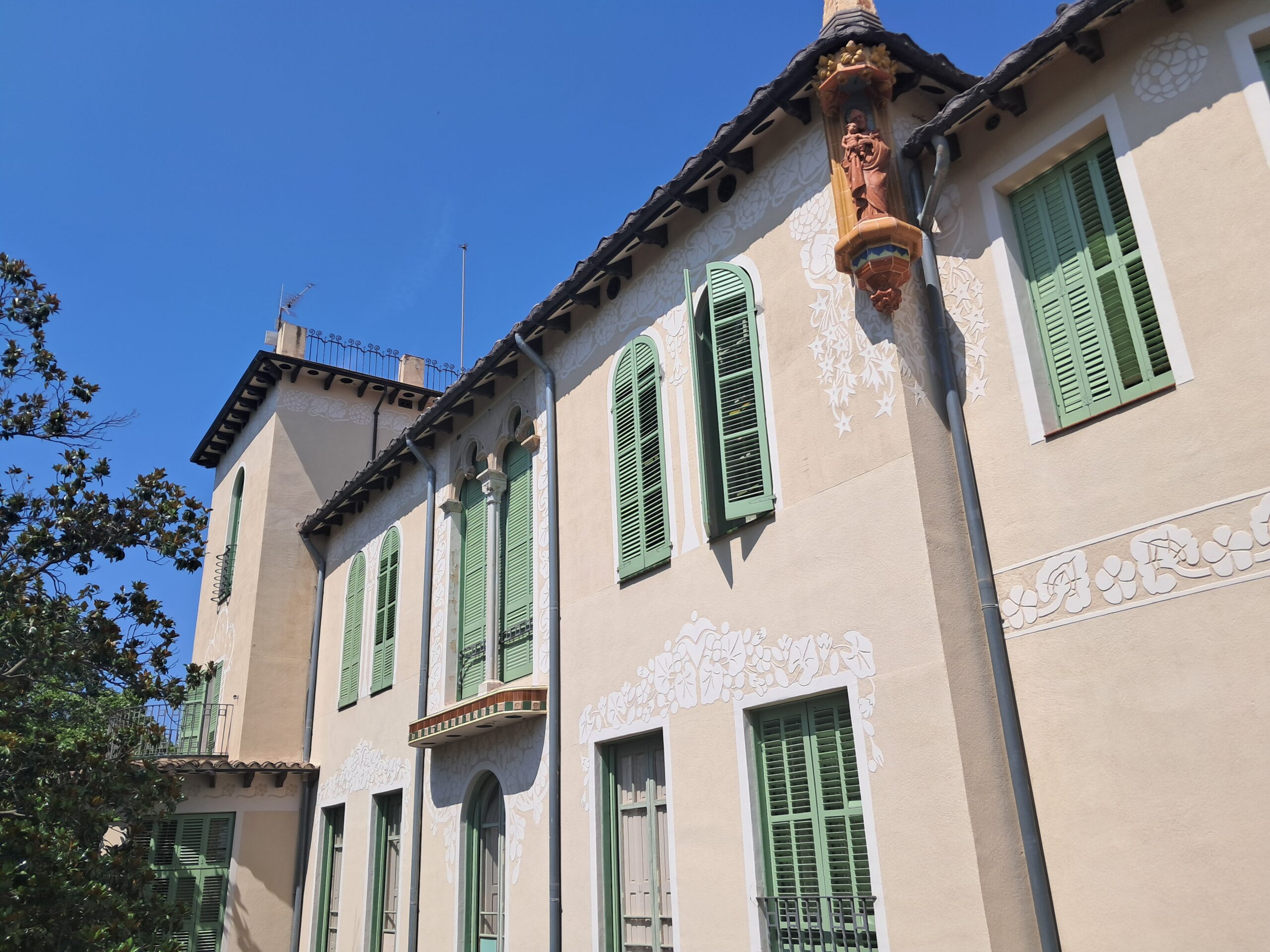 Fa&ccedil;ana del pati, amb detalls neog&ograve;tics
