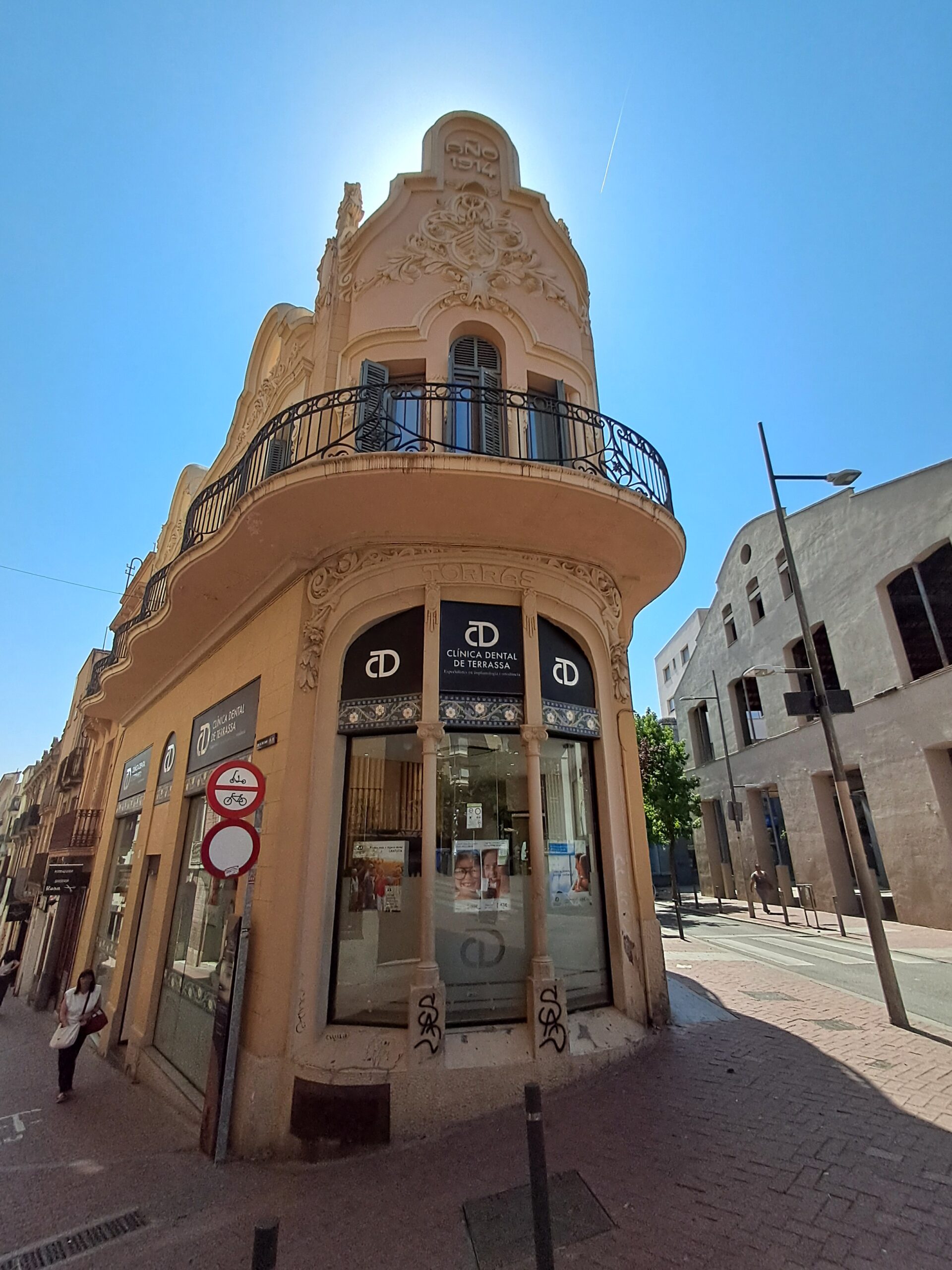 Edifici dels Magatzems Torras, amb el Vapor Ventall&oacute; de fons