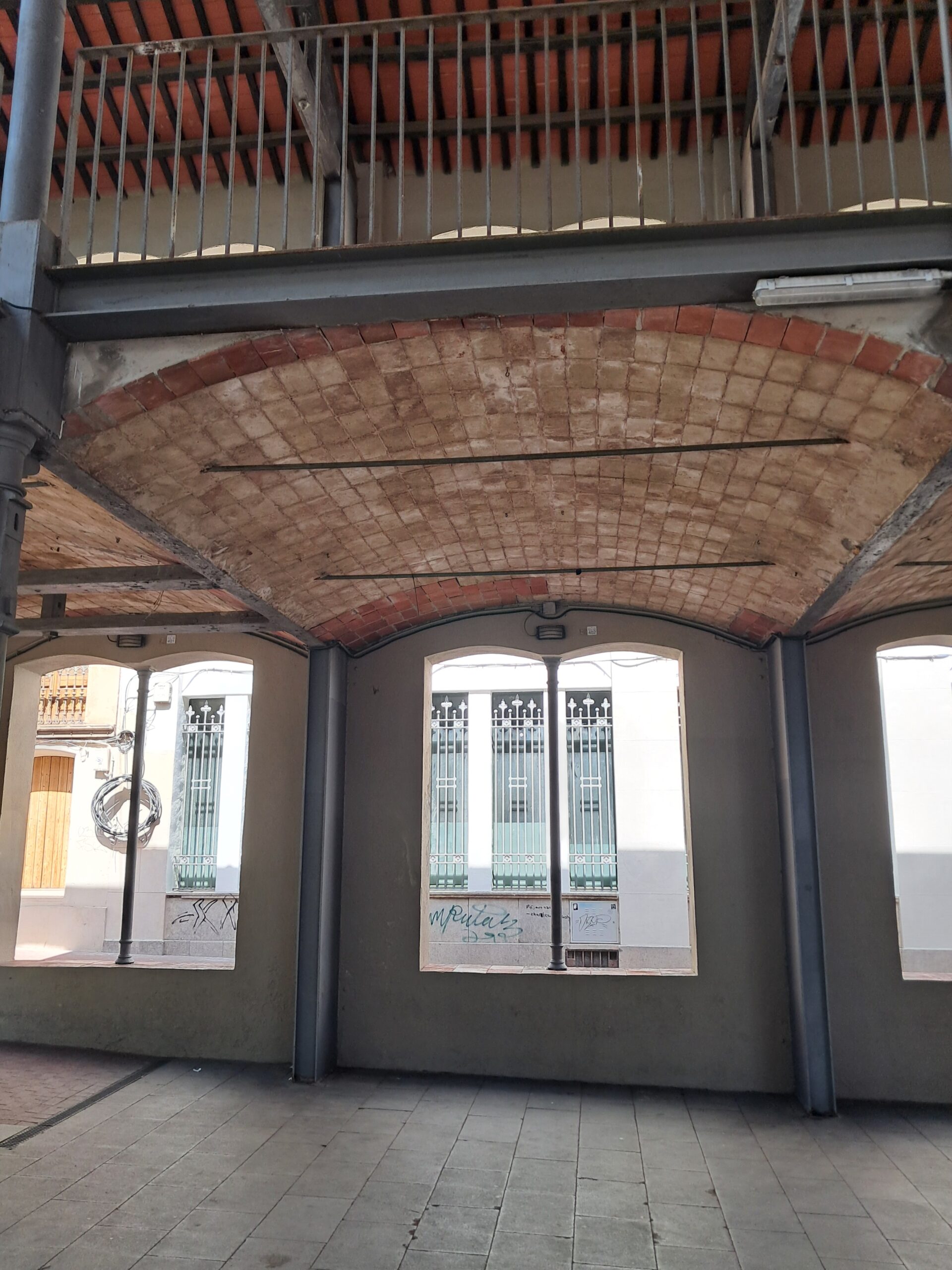 Finestres i balconada del 2n pis, amb voltes de can&oacute; rebaixat