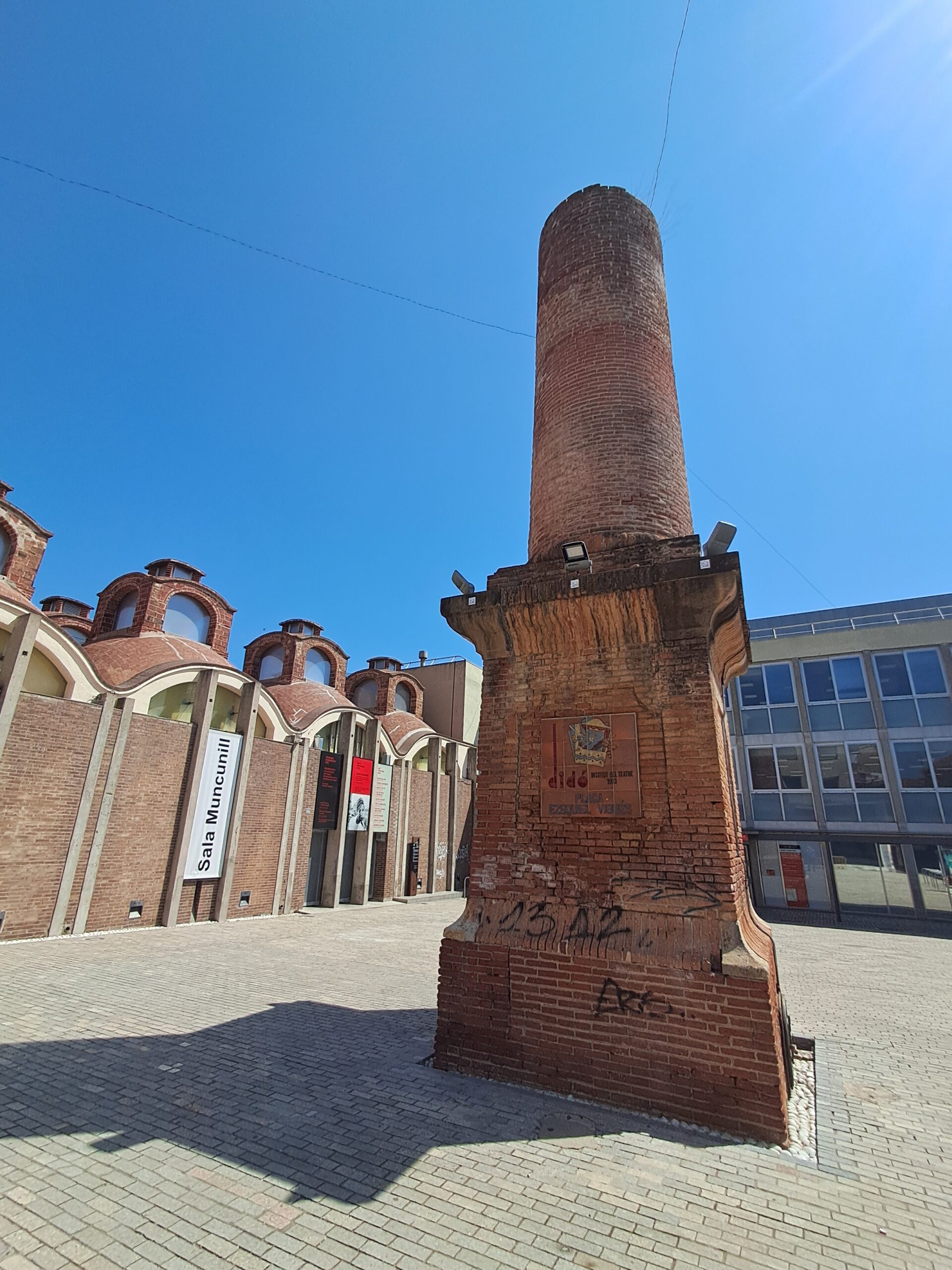 Xemeneia retallada de l'antic Vapor Amat