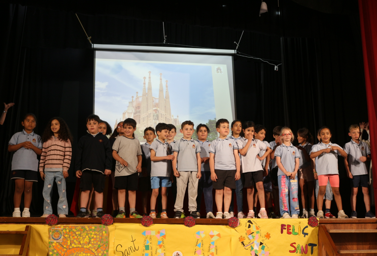 L'alumnat de 2n de prim&agrave;ria llegint el seu caligrama